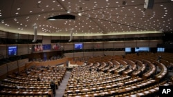 ARCHIVO - Los miembros del Parlamento Europeo asisten a una sesión plenaria en el Parlamento Europeo en Bruselas, el jueves 31 de enero de 2019.