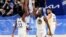 L'attaquant des Golden State Warriors Andrew Wiggins (22) et l'attaquant des Golden State Warriors Draymond Green (23) et le gardien des Golden State Warriors Stephen Curry (30) pendant la deuxième mi-temps contre les Dallas Mavericks le 22 mai 2022 à Dallas, Texas.