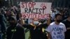Anggota dan pendukung komunitas Asia-Amerika menghadiri unjuk rasa melawan "kejahatan bermotif kebencian" (hate crime) di Columbus Park, New York City (foto: dok). 