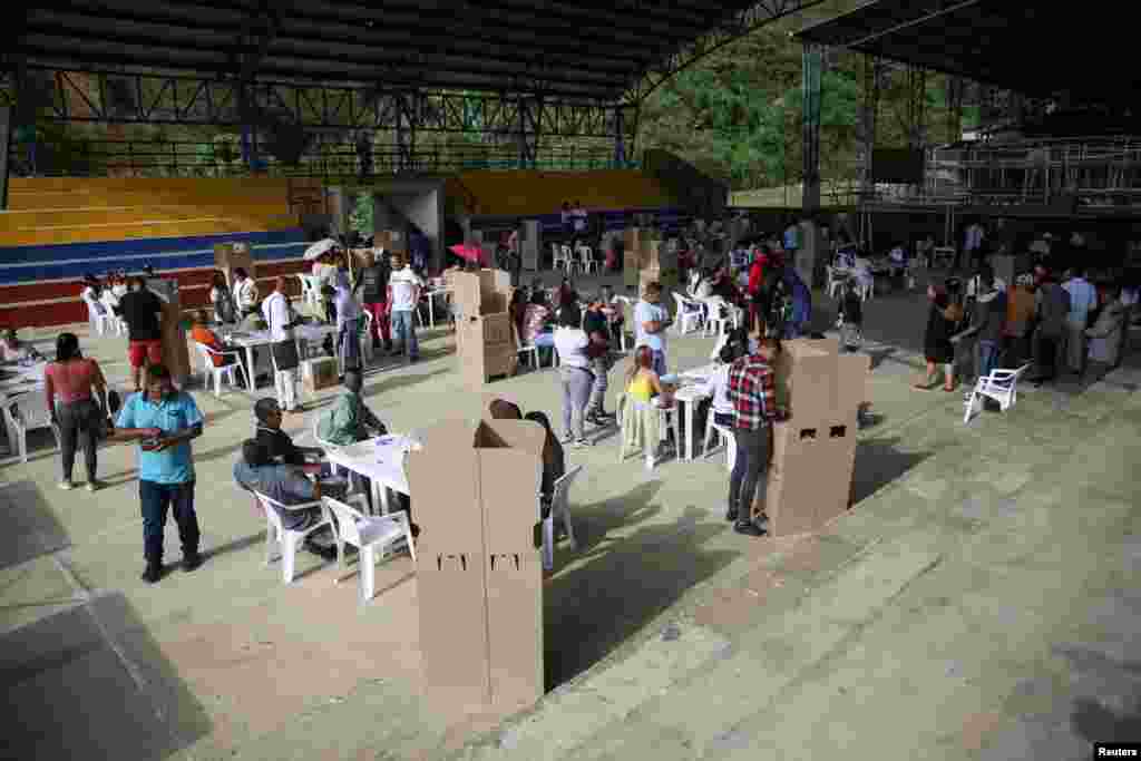 La gente vota en el colegio electoral durante la primera vuelta de las elecciones presidenciales en Suárez, Colombia, 29 de mayo de 2022. REUTERS/Luisa González