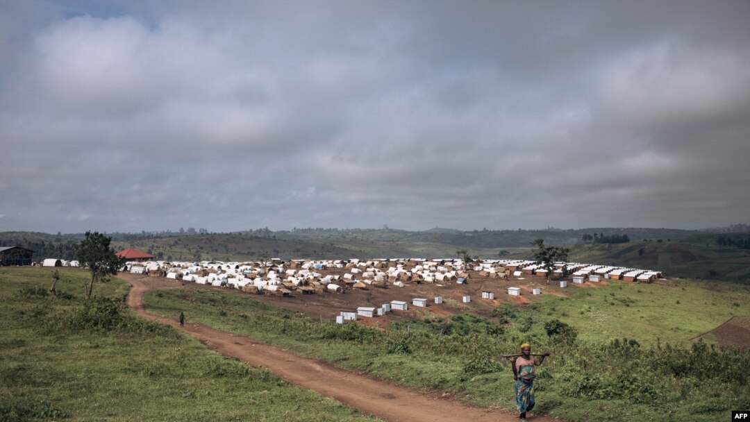 Une femme marche près du camp de personnes déplacées de Lodda, près de Fataki, dans la province de l'Ituri, au nord-est de la République démocratique du Congo le 16 septembre 2020.