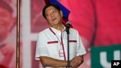 Presidential candidate, Ferdinand Marcos Jr., the son of the late Philippine leader reacts to the crowd at their last campaign rally known as "Miting De Avance", May 7, 2022 in Paranaque city, Philippines. (AP Photo/Aaron Favila)