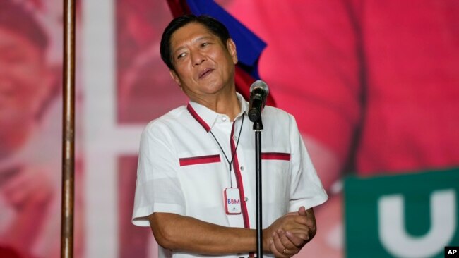 Presidential candidate, Ferdinand Marcos Jr., the son of the late Philippine leader reacts to the crowd at their last campaign rally known as "Miting De Avance", May 7, 2022 in Paranaque city, Philippines. (AP Photo/Aaron Favila)