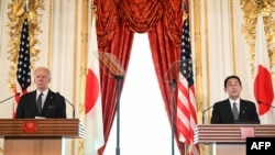 美国总统拜登星期一在东京会见日本首相岸田文雄后举行联合记者会。（2022年5月23日）