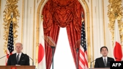 Serokê Amerîka Joe Biden û serokwezîrê Japonya Fumio Kishida li Tokyo di presskonferansa hevpar de, 23 Gulan, 2022