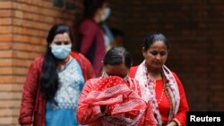 Anggota keluarga dari korban jatuhnya pesawat Tara Air, yang membawa 22 orang dalam perjalanannya menuju Jomson, Nepal, menangis ketika keluar dari kamar mayat di sebuah rumah sakit di Kathmandu, Nepal, pada 31 Mei 2022. (Foto: Reuters/Navesh Chitrakar)