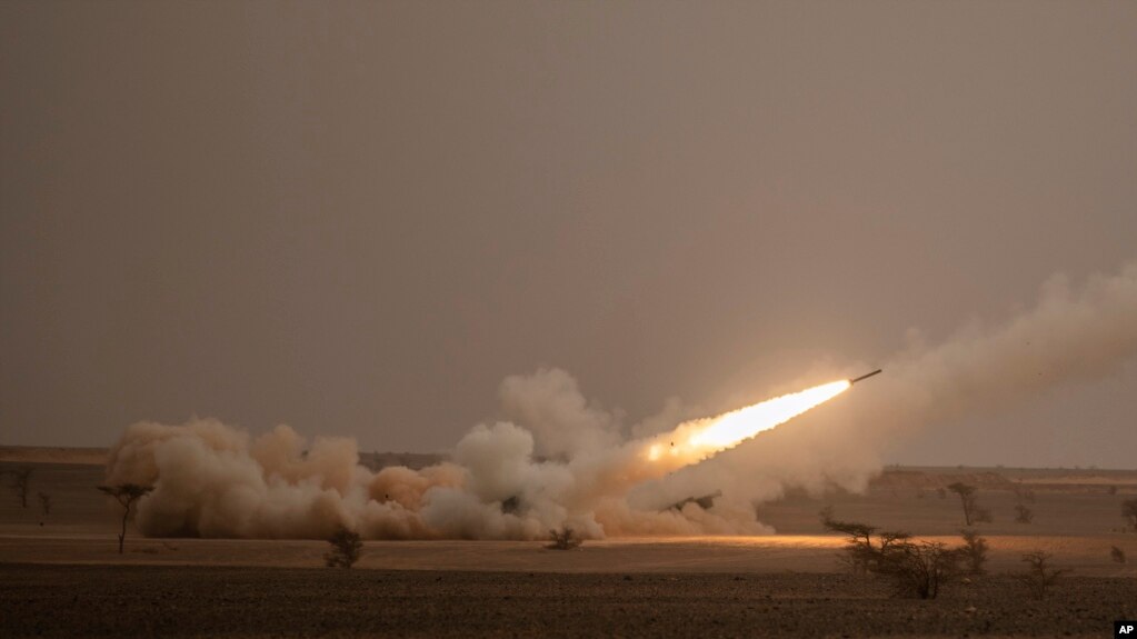 资料照片：在摩洛哥南部举行的“非洲雄狮”军事演习期间，一部火箭发射车向既定目标发射“海马斯”高机动多管火箭系统。(2021年6月9日)(photo:VOA)