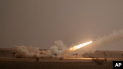 资料照片：在摩洛哥南部举行的“非洲雄狮”军事演习期间，一部火箭发射车向既定目标发射“海马斯”高机动多管火箭系统。(2021年6月9日)