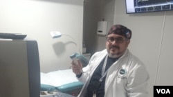 el doctor Omar Ghiglione llegó a Lima junto a su esposa Heydi Coronel en 2018 y con mucho sacrificio lograron establecer un policínico en la capital peruana. [Foto: cortesía].