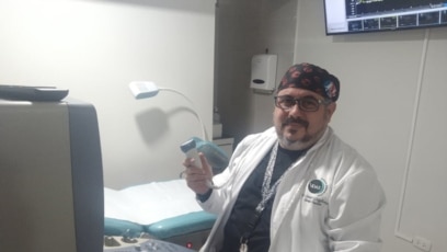 el doctor Omar Ghiglione llegó a Lima junto a su esposa Heydi Coronel en 2018 y con mucho sacrificio lograron establecer un policínico en la capital peruana. [Foto: cortesía].