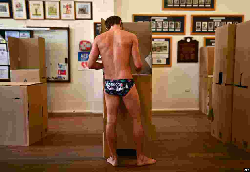 A man casts his vote during Australia&#39;s general election at a polling station at Bondi Beach in Sydney, May 21, 2022.