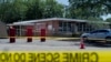 Cinta de la escena del crimen rodea la escuela primaria Robb, en Uvalde, Texas, después de un tiroteo masivo que dejó 19 niños y dos maestras muertos. (Foto AP/Jae C. Hong, archivo)