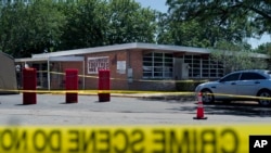 Cinta de la escena del crimen rodea la escuela primaria Robb, en Uvalde, Texas, después de un tiroteo masivo que dejó 19 niños y dos maestras muertos. (Foto AP/Jae C. Hong, archivo)