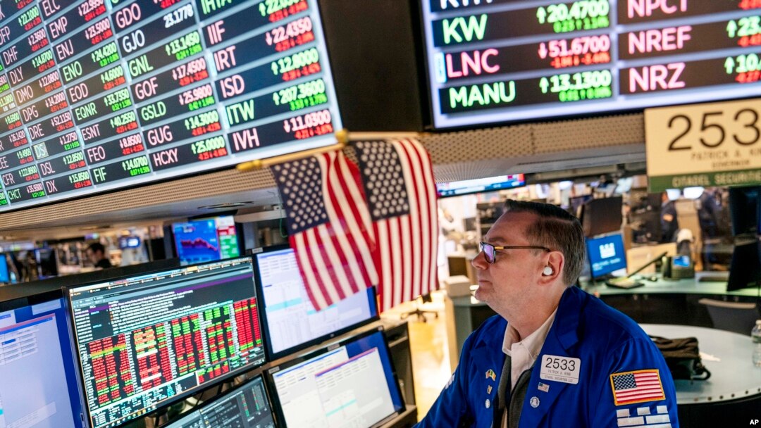 Patrick King, seorang trader, tampak mengamati layar komputer ketika bekerja di Bursa Efek New York pada 12 Mei 2022. (Foto: AP/John Minchillo)