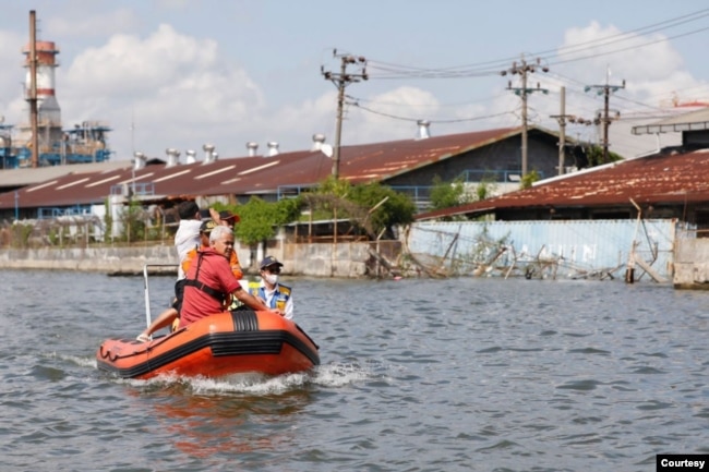 Gubernur Jawa Tengah, Ganjar Pranowo mengecek tanggul laut yang jebol dan menyebabkan banjir rob di pesisir utara Semarang. (Foto Humas Jateng)