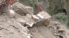 인도 구조 당국이 지난 20일 잠무 카슈미르 람반 산악지대 터널 붕괴 사고 현장에서 중장비를 동원해 잔해를 치우고 있다. 