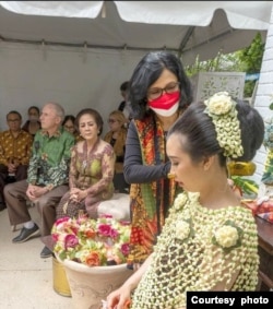 Upacara tradisional Jawa "mitoni" di AS, tradisi memohon keselamatan ketika masa kehamilan memasuki bulan ketujuh (foto: courtesy).