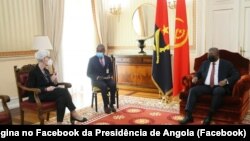 Sub-secretária de Estado americana, Wendy Sherman (esq) recebida pelo Presidente angolano João Lourenço (dir), em Luanda, Angola, 5 Maio 2022