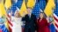Premye Dam Jill Biden, Prezidan Ekwatoryen Guillermo Lasso ak premye dam Ekwate Mario de Lourdes Alcivar de Lasso nan Pale Carondelet la nan vil Quito, Ekwate, Jedi 19 Me, 2022. 
