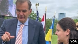 Andre Haspels and Oksana Markarova, Dutch and Ukrainian ambassadors to the United States, are pictured at a Freedom Concert and rededication of the Netherlands Carillon in Arlington, Va., May 5, 2022. (Natalie Liu/VOA)