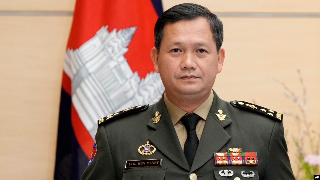 រូបឯកសារ៖ លោកឧត្តមសេនីយ៍ឯក ហ៊ុន ម៉ាណែត មេបញ្ជាការកងទ័ពជើងគោកកម្ពុជា និងជាកូនប្រុសច្បងរបស់លោកនាយករដ្ឋមន្ត្រី ហ៊ុន សែន ឈរថតរូបនៅមុនជំនួបរបស់លោកជាមួយនឹងសមភាគីជប៉ុននៅទីក្រុងតូក្យូ ប្រទេសជប៉ុន ថ្ងៃទី ១៦ ខែកុម្ភៈ ឆ្នាំ២០២២។