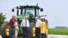 美国总统拜登在农业部长的陪同下视察伊利诺伊州一家农场(2022年5月11日）