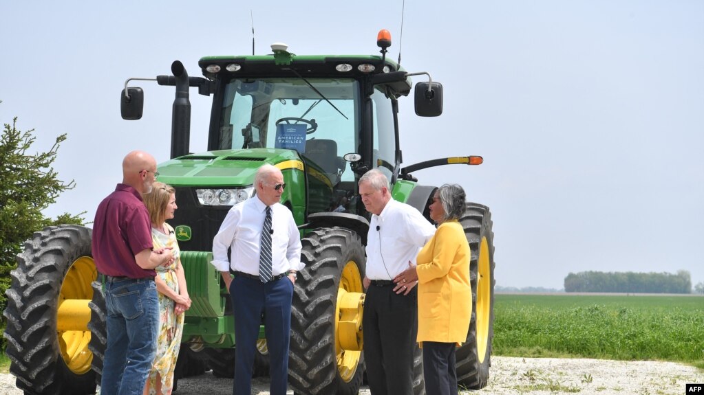 美国总统拜登在农业部长的陪同下视察伊利诺伊州一家农场(2022年5月11日）(photo:VOA)