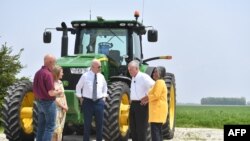 Presiden AS Joe Biden mengunjungi pertanian O'Connor di Kankakee, Illinois, AS hari Rabu (11/5).