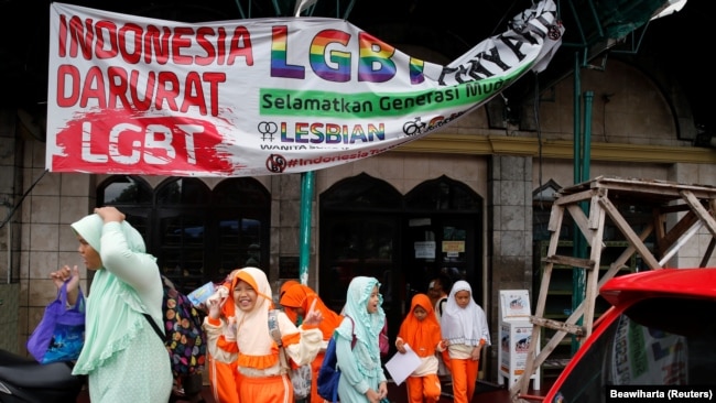 Spanduk bertuliskan 'Indonesia Darurat LGBT' di depan sebuah masjid di Jakarta, pada 25 Januari 2018. (Foto: Reuters/Beawiharta)
