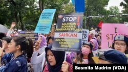 Ilustrasi desakan penghapusan kekerasan seksual terhadap perempuan. (Foto: VOA/Sasmito Madrim) 