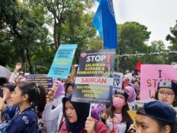 Aksi unjuk rasa mendesak penghapusan kekerasan seksual terhadap perempuan. (Foto: VOA/Sasmito Madrim)