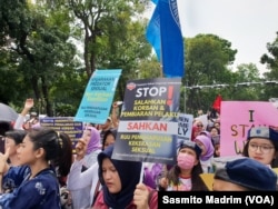 Ilustrasi desakan penghapusan kekerasan seksual terhadap perempuan. (Foto: VOA/Sasmito Madrim)