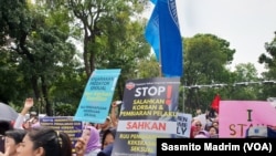 Rombongan pengunjuk rasa melakukan aksi menuntut penghapusan kekerasan seksual terhadap perempuan di Jakarta pada 2018. (Foto: VOA/Sasmito Madrim) 