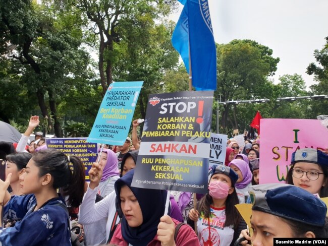 Ilustrasi desakan penghapusan kekerasan seksual terhadap perempuan. (Foto: VOA/Sasmito Madrim)