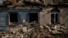 Una casa yace en ruinas en Malaya Rohan, una localidad recapturada por las fuerzas ucranianas, el domingo 8 de mayo de 2022, a las afueras de Kharkiv, Ucrania. 