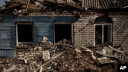 Una casa yace en ruinas en Malaya Rohan, una localidad recapturada por las fuerzas ucranianas, el domingo 8 de mayo de 2022, a las afueras de Kharkiv, Ucrania. 