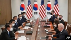 조 바이든 미국 대통령(오른쪽)과 윤석열 한국 대통령의 미한 확대정상회담이 21일 용산 대통령실 청사에서 열렸다.