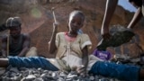 一名10岁的肯尼亚女孩在工地工作