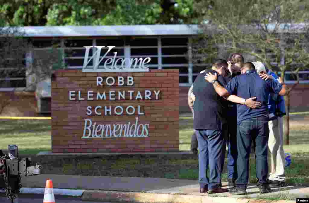 Personas se reúnen en la Escuela Primaria Robb, escenario de un tiroteo masivo en Uvalde, Texas, EEUU, el 25 de mayo de 2022.