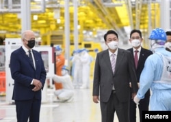 지난달 한국을 방문한 조 바이든 미국 대통령(왼쪽)이 윤석열 한국 대통령과 함께 평택 삼성전자 반도체공장을 방문했다.