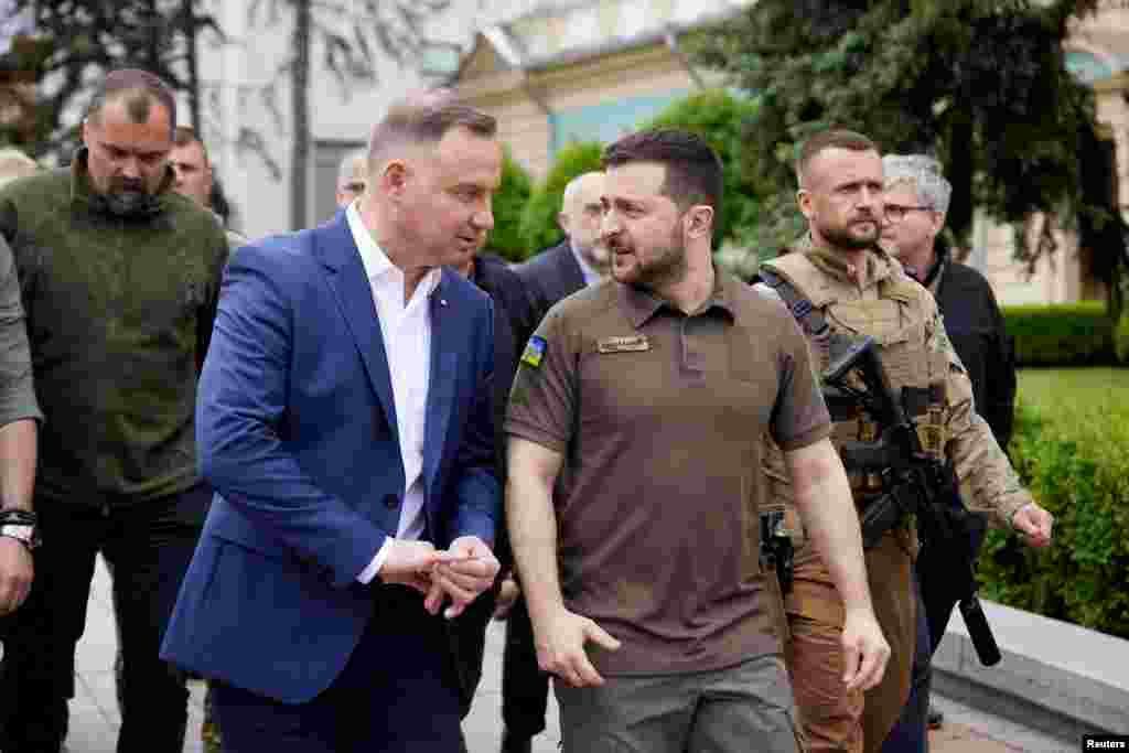 “Bizə bu cür kompromis lazım deyil.” – deyə, Zelenski Kyivdə Portuqaliya baş naziri Antonia Kosta ilə birgə mətbuat konfransında bildirib. Ukrayna prezidenti əlavə edib ki, bu addım Ukrayna ilə Avropa arasında deyil, Avropa ilə Rusiya arasında kompromis olacaq.