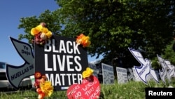 Monumento a las víctimas cerca de la escena de un tiroteo en un supermercado en Buffalo, Nueva York, EEUU 15 de mayo de 2022. [REUTERS/Brendan McDermid]