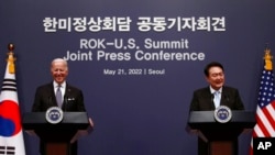 El presidente de EEUU, Joe Biden, y su homólogo surcoreano Yoon Suk Yeol, durante una conferencia de prensa en Seúl el 21 de mayo de 2022.