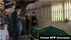 Kepala BPIP Yudian Wahyudi berdoa di depan jenazah Buya Syafii Maarif yang disemayamkan di Masjid Gedhe Kauman, Yogyakarta, Jumat (27/5). (Foto: Humas BPIP)