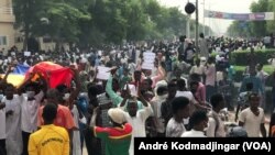 Les Tchadiens manifestent contre l'ingérence de la France à N'Djamena, Tchad, le 14 mai 2022. (VOA/André Kodmadjingar)