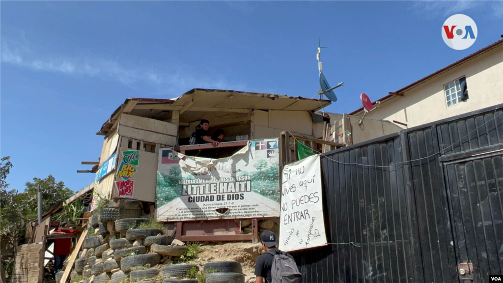 &ldquo;Little Haiti&rdquo;, una pancarta adorna la llegada al Cañón del Alacrán, en Tijuana, donde una iglesia local ha estado trabajando para ayudar a los migrantes que se han quedado estancados en la zona fronteriza, esperando que se elimine por completo el Título 42. Foto: Celia Mendoza, 9 de abril de 2022. Tijuana, México.
