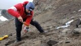 Un científico de la Universidad de Chile recolecta muestras orgánicas en búsqueda de una bacteria descubierta en la Antártica, el 13 de enero de 2019.
