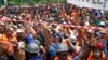 Pekerja tambang Grasberg Freeport-McMoRan meneriakkan slogan-slogan saat mereka protes di Timika di Papua. (Foto: REUTERS/Yan Rafsanjani)