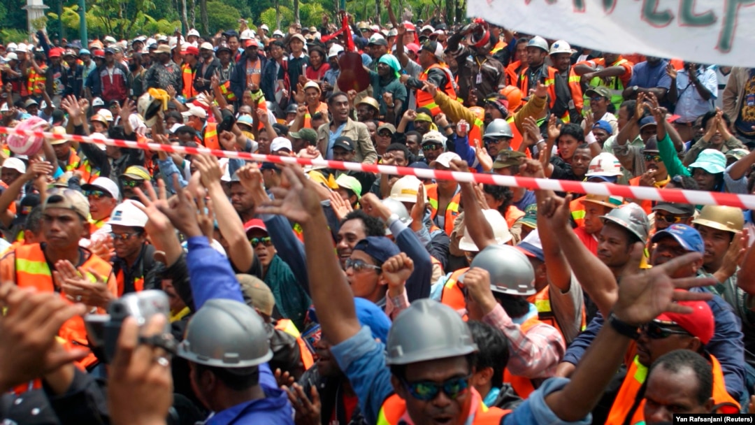 Pekerja tambang Grasberg Freeport-McMoRan meneriakkan slogan-slogan saat mereka protes di Timika di Papua. (Foto: REUTERS/Yan Rafsanjani)