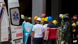 Miembros de un equipo de rescate colocan un cuerpo recuperado de los escombros dentro de una ambulancia en el lugar de una explosión mortal que destruyó el Hotel Saratoga de cinco estrellas en La Habana Vieja, Cuba, el domingo 8 de mayo de 2022. 